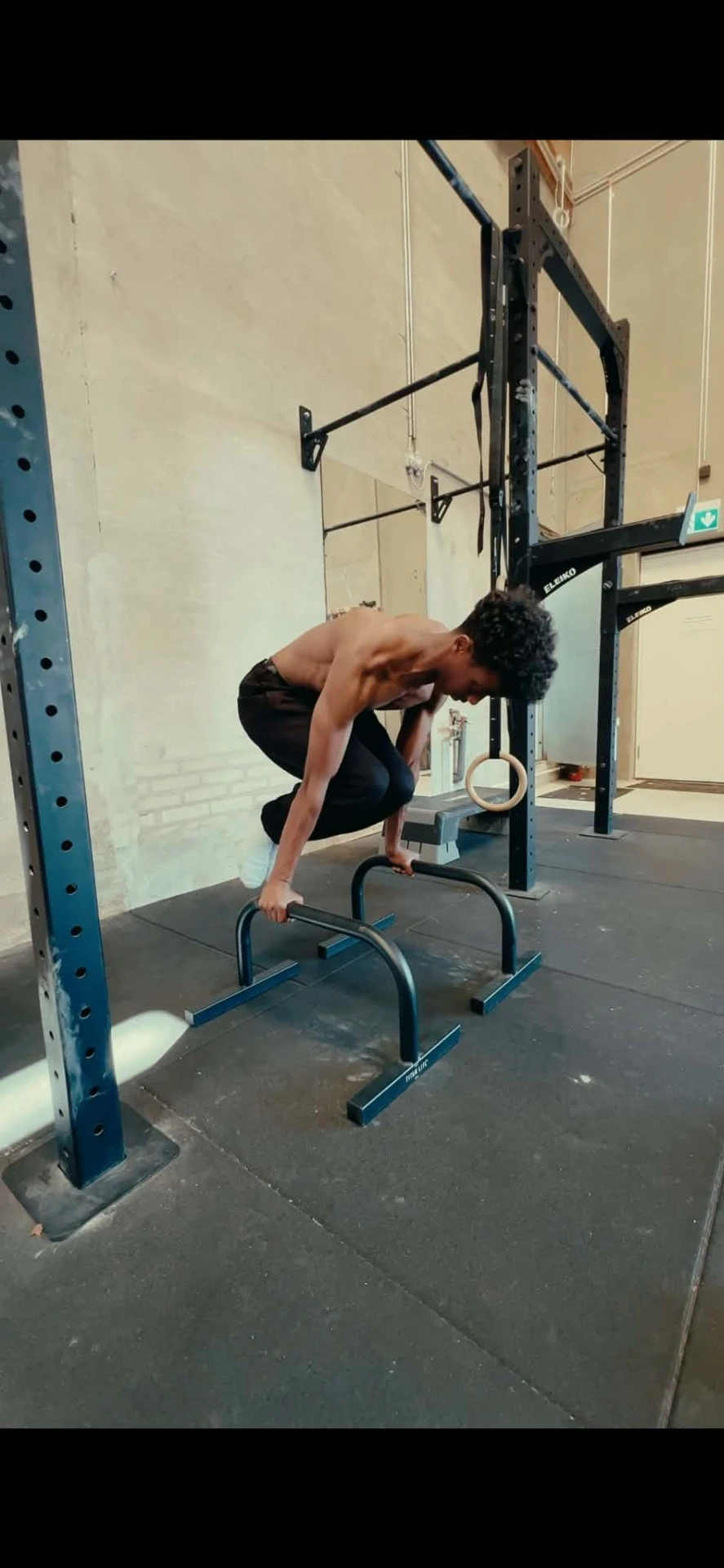 Calisthenics-træning på parallelle barrer